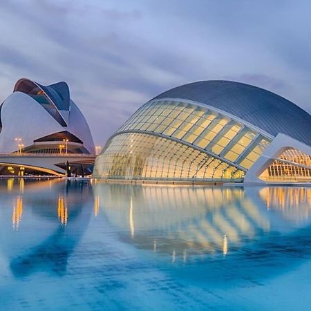 Valencia Las Artes Y Ciencias + Garaje + Netflix Luaran gambar