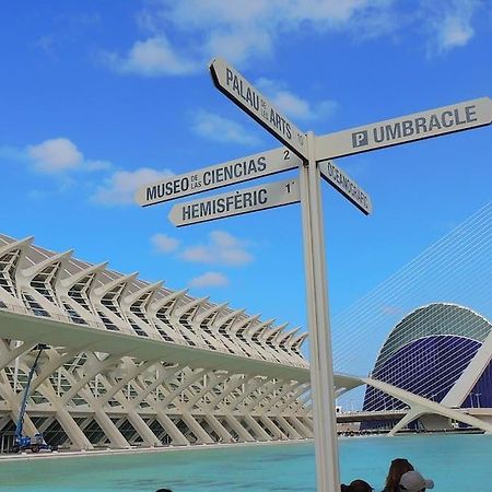Valencia Las Artes Y Ciencias + Garaje + Netflix Luaran gambar