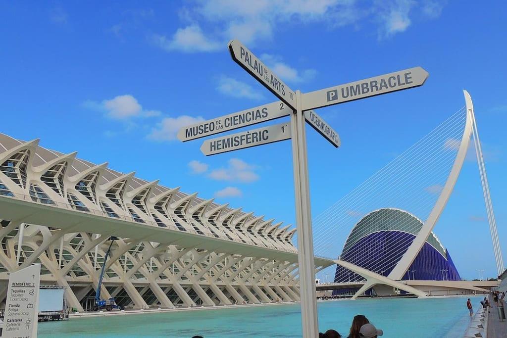 Valencia Las Artes Y Ciencias + Garaje + Netflix Luaran gambar